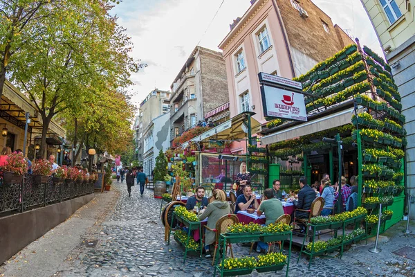 Ресторан на старой улице Скадарлия, Белград, Сербия — стоковое фото