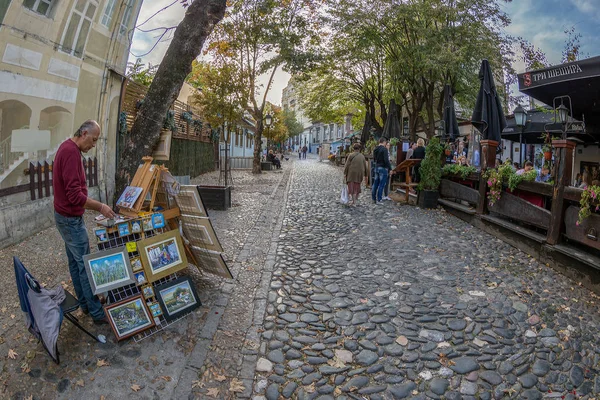 Painter and restaurant on the old street Skadarlija, Belgrade, S — Stock Photo, Image