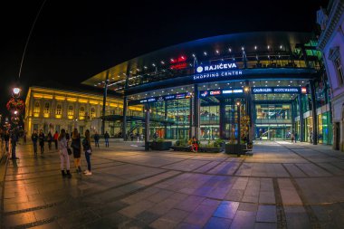 Gece alışveriş merkezi Rajiceva. Belgrad, Sırbistan