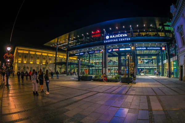 Centro commerciale Rajiceva di notte. Belgrado, Serbia — Foto Stock