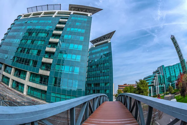 Soubor budov úřadu se nachází v nové obchodní centrum na být — Stock fotografie