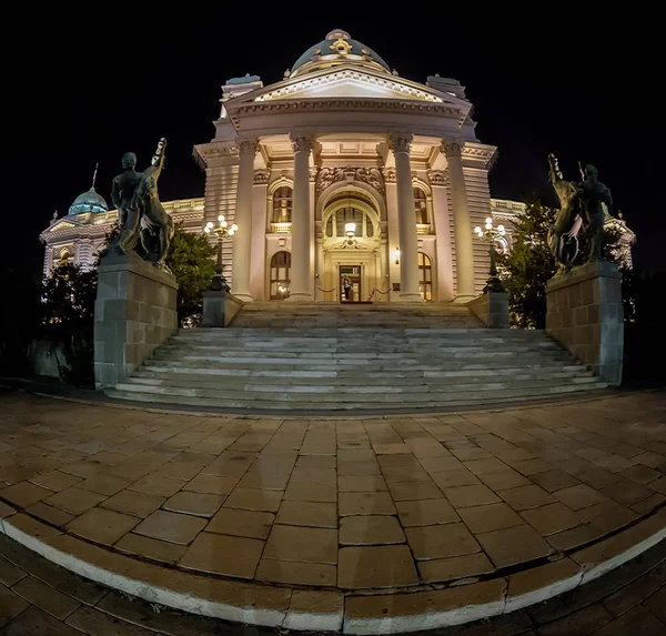 Ingresso nel palazzo del Parlamento serbo a Belgrado di notte — Foto Stock