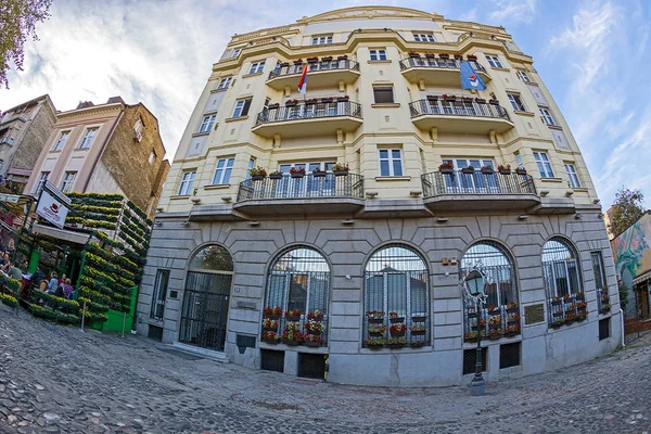 Building and restaurant on the old street Skadarlija — Stock Photo, Image