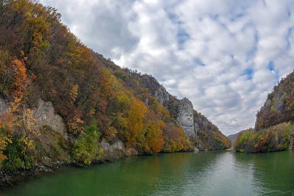 Autunno alle Gole del Danubio e Decebal testa del re scolpita in — Foto Stock