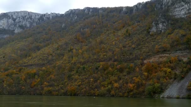 在多瑙河三峡的秋天 — 图库视频影像