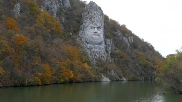 秋天在多瑙河和 Decebal 国王头雕塑在岩石 — 图库视频影像