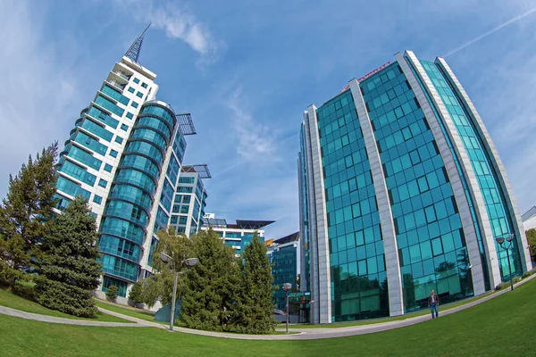Kantoor gebouwen ensemble gelegen in een nieuwe business center op worden — Stockfoto
