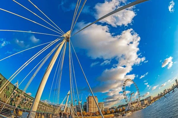 Vista con London Eye desde Golden Jubilee Bridges, Londres — Foto de Stock