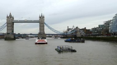 Londra, İngiltere - 27 Kasım 2017: Gökdelenler, Noel zamanı, ile Londra'da Thames Nehri ile Tower Bridge, şehir görmek.