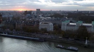 Londra, İngiltere - 29 Kasım 2017: London Eye çarkı gökdelenler, Big Ben, Golden Jubilee ve Hungerford köprüler ile yükseklikten Thames Nehri üzerinde bir Londra Şehir Manzaralı.