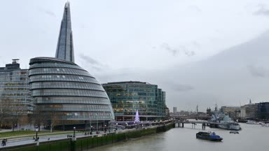 Londra, İngiltere - 27 Kasım 2017: Şehir Manzaralı gökdelenler, Noel zamanı, Londra Tower Bridge, Thames Nehri üzerinde.