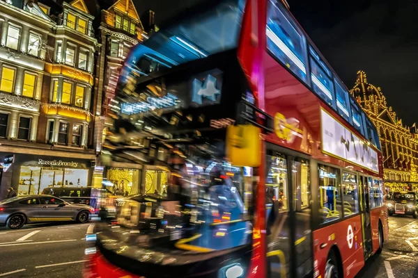 Vista nocturna con autobús rojo de dos pisos en movimiento delante de Harr — Foto de Stock
