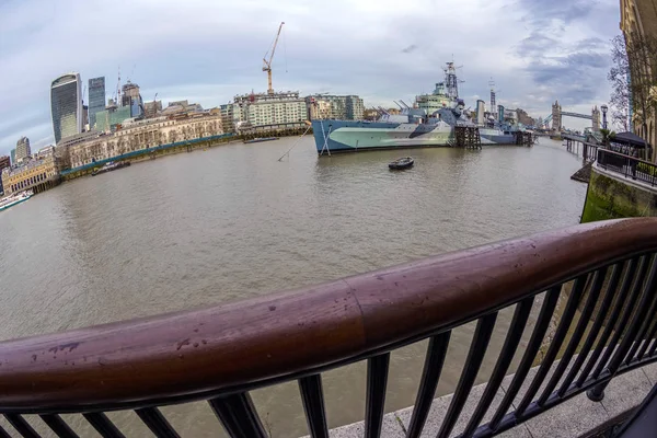 HMS Belfast corazzata e grattacieli a Londra — Foto Stock