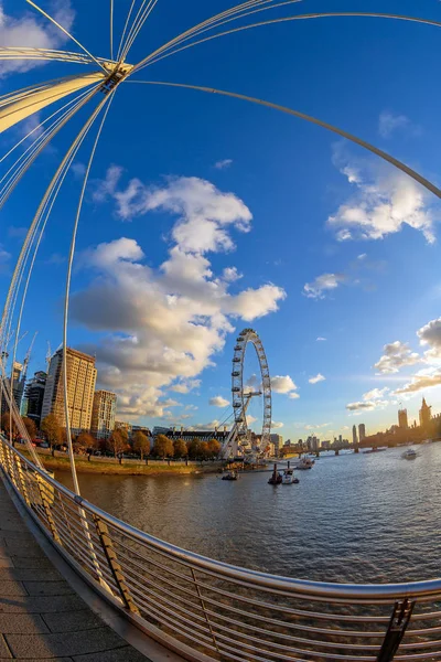 Vista con London Eye desde Golden Jubilee Bridges, Londres —  Fotos de Stock