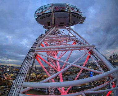 Londra'da gece görüş ışıklı London Eye kapsül