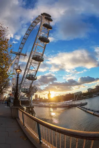 El famoso London Eye y el Big Ben, al atardecer — Foto de Stock