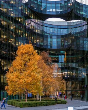 Modern ofis binası daha Londra Riversid üzerinde Londra