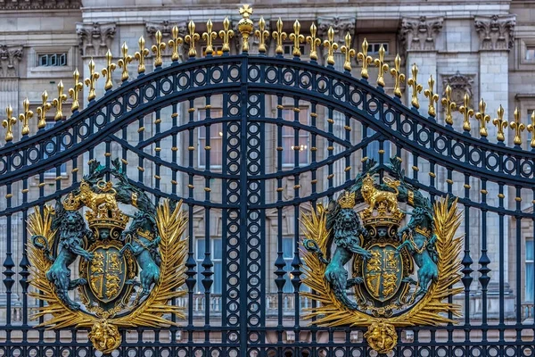 Detalle de la puerta del Palacio Real de Buckingham — Foto de Stock