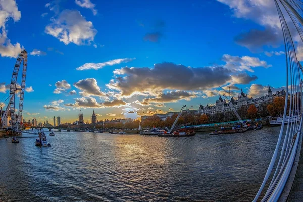 London Eye y edificios históricos desde el puente Golden Jubilee — Foto de Stock