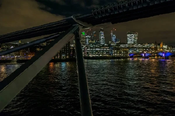 Bildansicht der Londoner Wolkenkratzer in der Nacht — Stockfoto