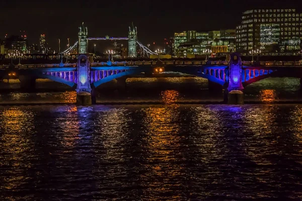 Vista pictórica de los rascacielos de Londres y Tower Bridge, en el ni — Foto de Stock