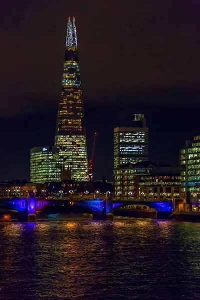 Vista pittorica con grattacieli di Londra nella notte — Foto Stock