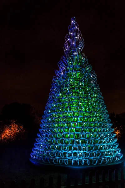 Τεχνητό χριστουγεννιάτικο δέντρο στους κήπους Kew Royal — Φωτογραφία Αρχείου