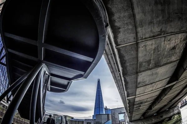 Czarny i kolorowy obraz z widokiem na wieżę Odłamek poniżej Londyn B — Zdjęcie stockowe