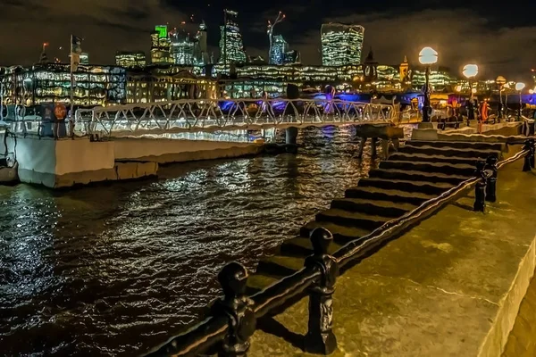 Vista pictórica com arranha-céus de Londres à noite — Fotografia de Stock