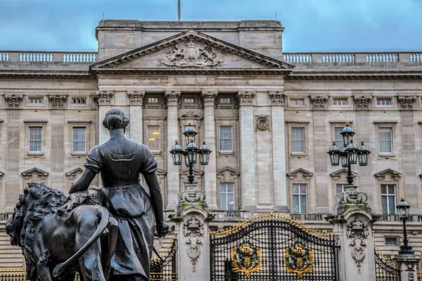 Palacio de Buckingham y estatua parte del grupo de estatuas Victoria Mem — Foto de Stock