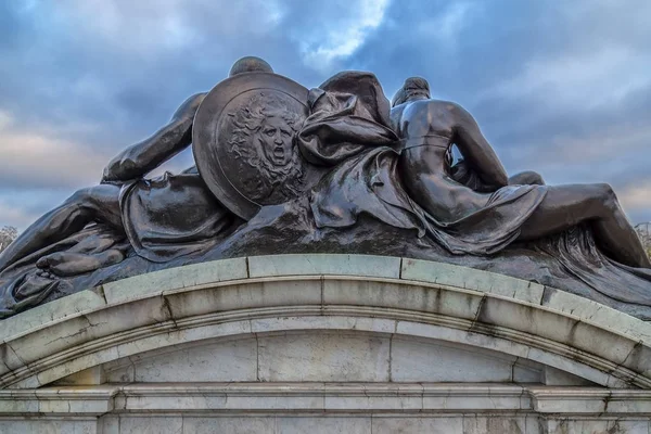 ロンドン、ヴィクトリア女王記念碑の周りの青銅色の彫像 — ストック写真