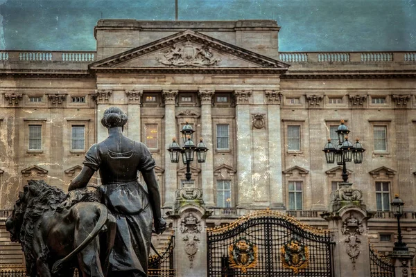 Foto antigua con vista al Palacio de Buckingham y estatua — Foto de Stock