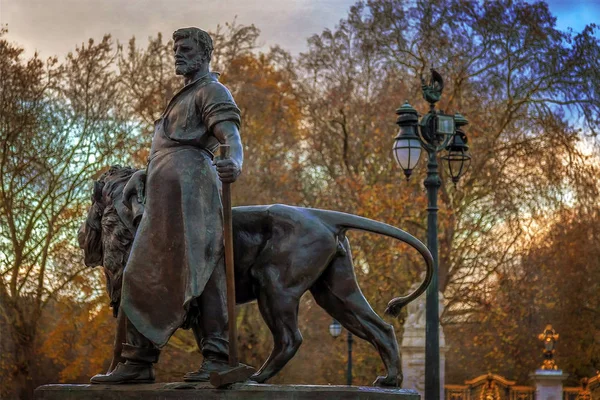 Vieille photo avec l'une des quatre statues de bronze autour de la Reine Victo — Photo