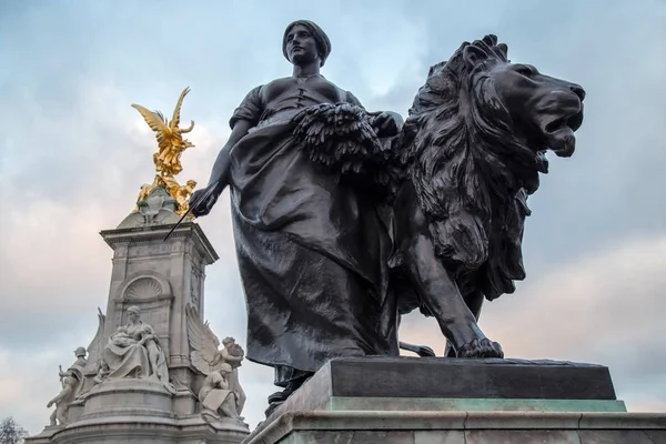 目の前に、ヴィクトリア女王記念碑の周りの青銅色の彫像 — ストック写真