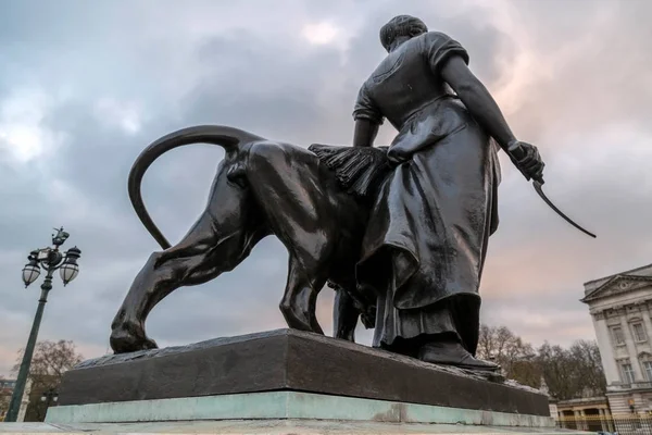 Statue in bronzo intorno al Queen Victoria Memorial di fronte al — Foto Stock