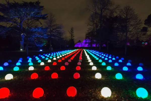 Εικονογραφική προβολή με φωτεινές προβολές στους κήπους Kew, Λονδίνο — Φωτογραφία Αρχείου
