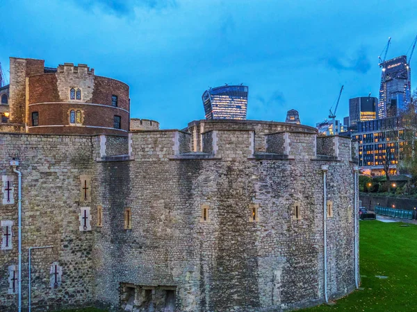 Muro del Palazzo Reale Fortezza, Torre di Londra e skyscrape — Foto Stock