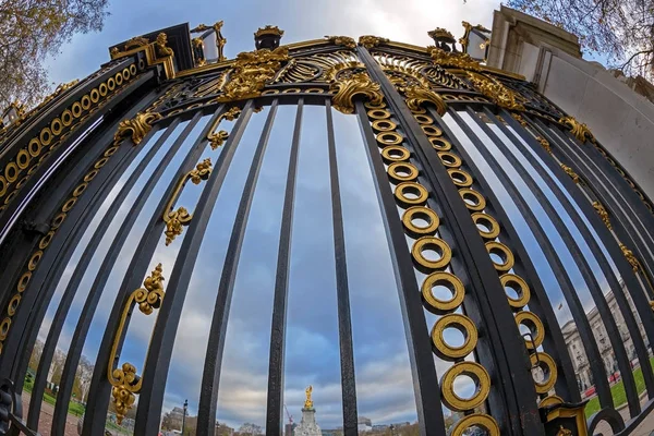 Puertas con detalles dorados. Entrada de Green Park al lado de Buckin — Foto de Stock