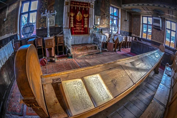 All'interno di una piccola sinagoga ortodossa con un sacco di libri nel — Foto Stock