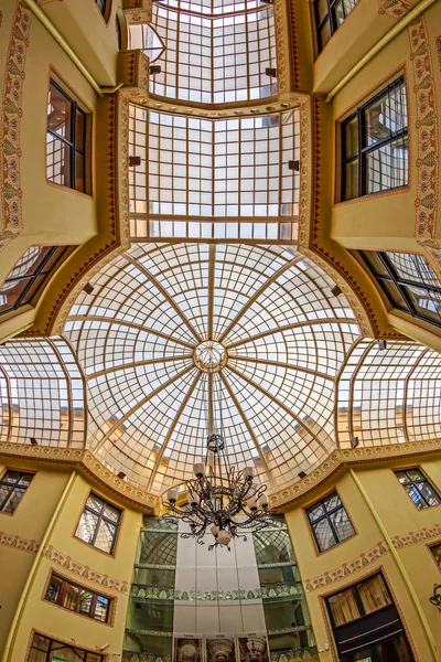 Palais de l'aigle noir et passage couvert de verre, Oradea, Roumanie — Photo