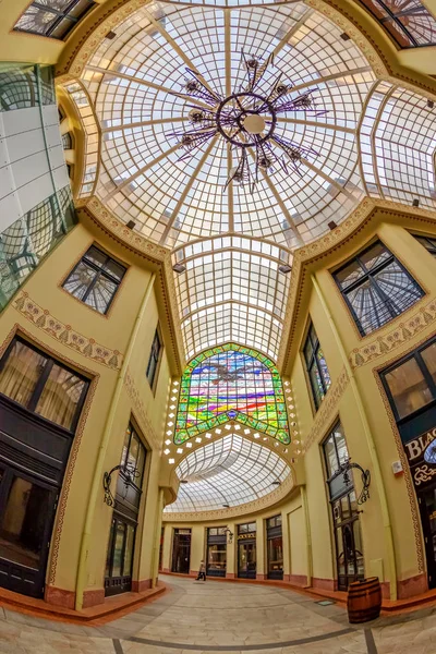 Palacio del Águila Negra y pasaje cubierto de vidrio, Oradea, Rumania — Foto de Stock