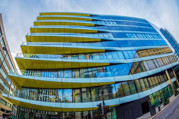 Širokoúhlý záběr futuristické kancelářská budova v centru Londýna — Stock fotografie
