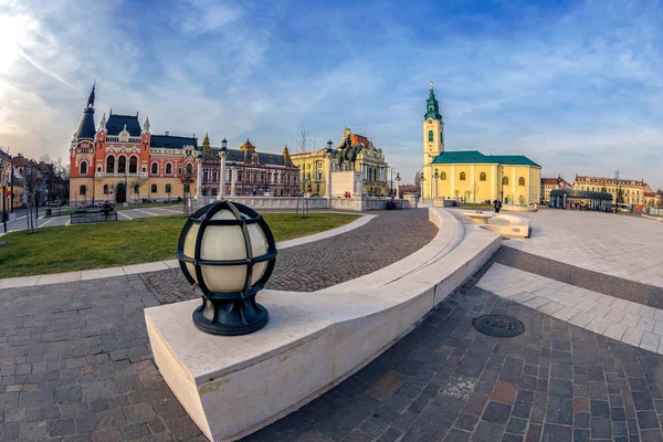 Union Square con edificios históricos, Oradea, Rumania — Foto de Stock
