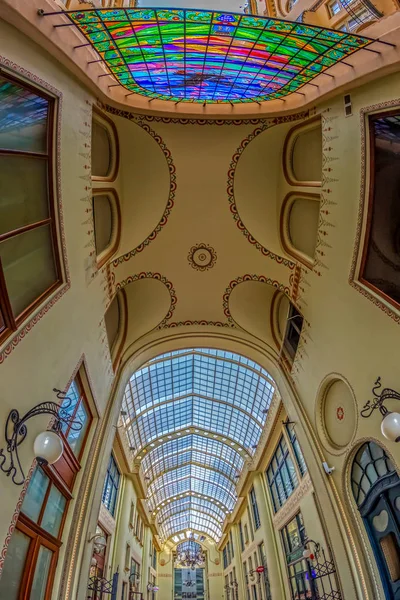 Czarny Orzeł Palace i szkło pokryte przejście, Oradea, Rumunia — Zdjęcie stockowe