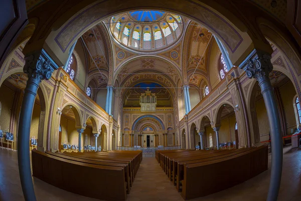 Wnętrze synagogi neologiczny Zion. Oradea, Rumunia — Zdjęcie stockowe