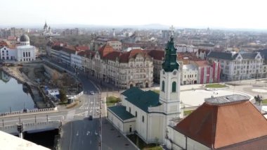 Oradea, Romanya - 27 Ocak 2018: Union Square tarihi binalar ile. Belediye Binası, Yunan Katolik Episkoposluk, Kovacs House, Roma Katolik Kilisesi St.Ladislau,statue Michael Brave Sarayı.