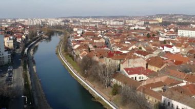 Oradea, Romanya - 27 Ocak 2018: Havadan görünümü üzerinde tarihi binaları, Crisul Repede ve kiliseler Oradea beldesi Belediye Binası kuleden. Metalik yazıtlar coğrafi yer ile. 4 k görüntüleri.