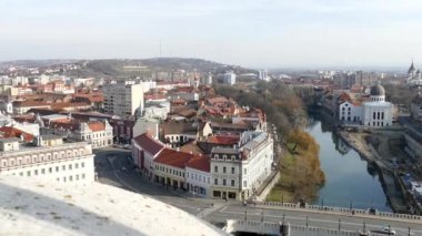 Oradea, Romanya - 27 Ocak 2018: Union Square tarihi binalar ile. Belediye Binası, Yunan Katolik Episkoposluk, Kovacs House, Roma Katolik Kilisesi St.Ladislau,statue Michael Brave Sarayı.