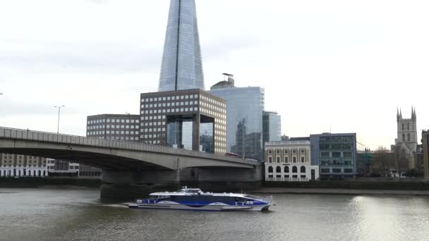 英格兰 2017年11月27日 伦敦的具体项目 泰晤士河畔的游客 红色双层巴士在伦敦大桥和著名的碎片塔在后台 — 图库视频影像