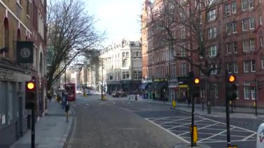Londra, İngiltere - 28 Kasım 2017: Zaman atlamalı çalışan ve bir kırmızı Çift katlı otobüs yüksekliğini Londra trafik ile. 4 k görüntüleri.